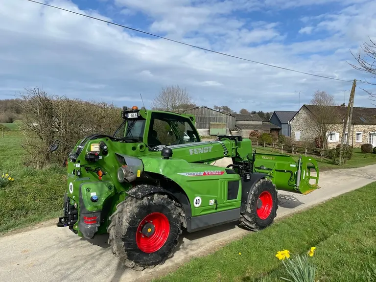 Le chargeur télescopique Fendt Cargo T740 atteint sur la route une vitesse maximale de 40 km/h.