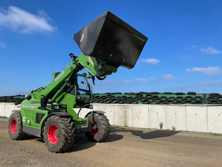 Le chargeur télescopique Fendt Cargo T740 dispose de trois modes de conduite : godet; porte-palette et route.