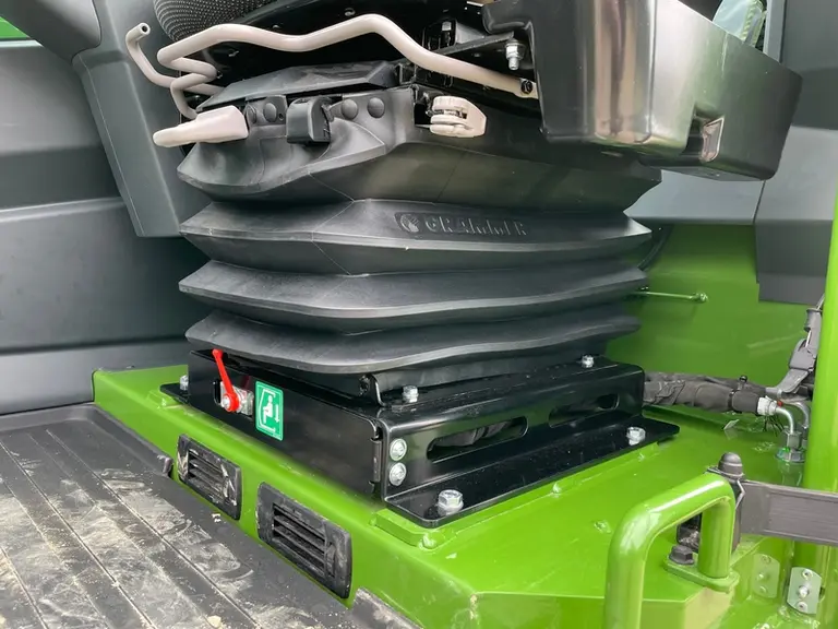La vanne rouge au pied du siège permet d'abaisser manuellement la cabine du chargeur télescopique Fendt Cargo T740.