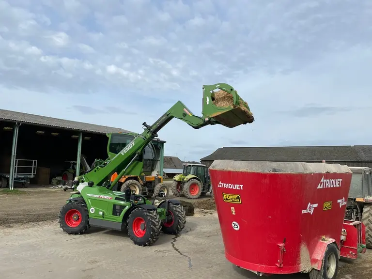 Le chargeur télescopique Fendt Cargo T740 est équipé d'un circuit hydraulique délivrant 170 l/min.