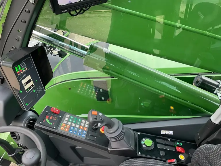 La position de la console supportant le joystick ne s'ajuste pas sur le chargeur télescopique Fendt Cargo T740.