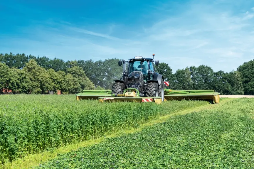 Le groupe de fauche EasyCut B 950 Collect de Krone est conçu pour regrouper le fourrage ou l'étaler sur toute la largeur de travail.