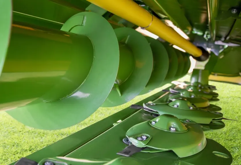 Le groupe de fauche EasyCut B 950 Collect de Krone utilise une vis sans fin pour regrouper le fourrage.