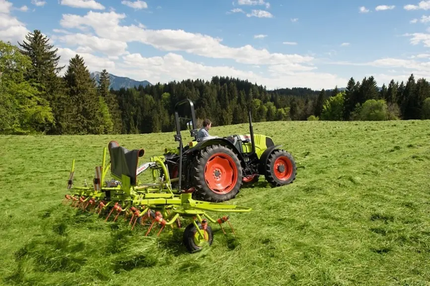 Tracteur Claas sans cabine avec faneuse
