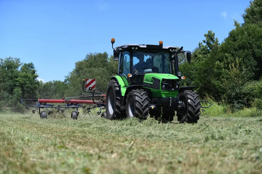 Tracteur Deutz-Fahr avec une faneuse