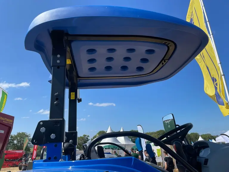 Toit canopy d&amp;#039;un tracteur New Holland