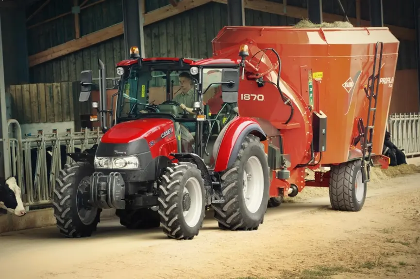 Tracteur d"élevage Case IH avec bol mélangeur pour l&amp;#039;alimentation des vaches
