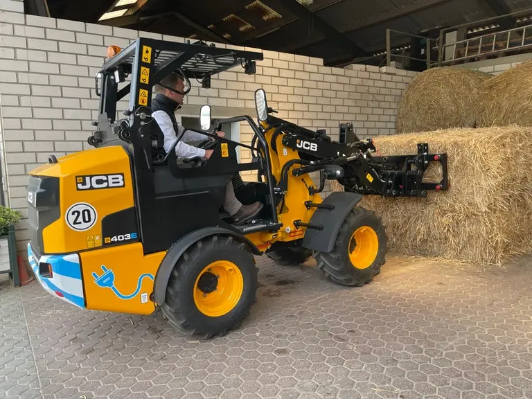 La chargeuse JCB 403E est animée par deux moteurs électriques.