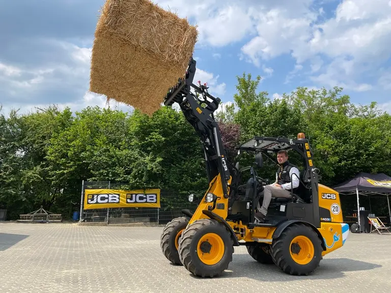 La chargeuse JCB 403E lève à 3,10 m de haut.