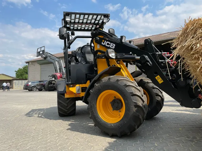La chargeuse JCB 403E affiche une charge de basculement de 972 kg.