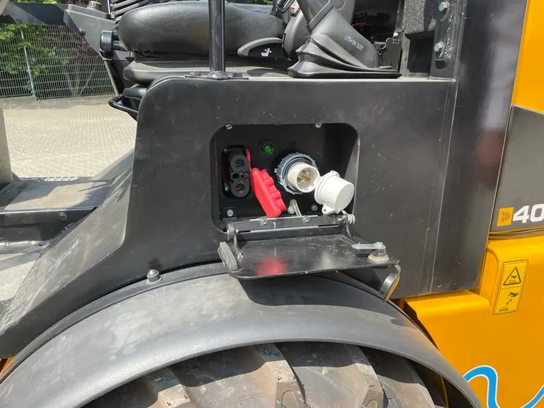 La chargeuse JCB 403E se recharge en 2 à 8 h.