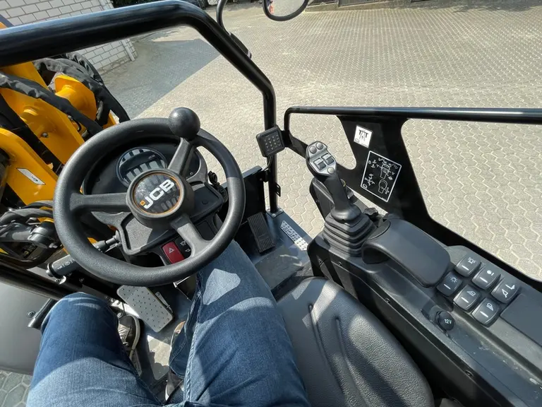 La chargeuse JCB 403E propose une autonomie de 4 à 5 h.