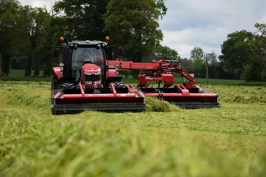 L’andaineur à tapis offre une qualité de ramassage remarquable, mais son coût très élevé le rend difficilement rentable pour l’ensilage, sauf à pouvoi