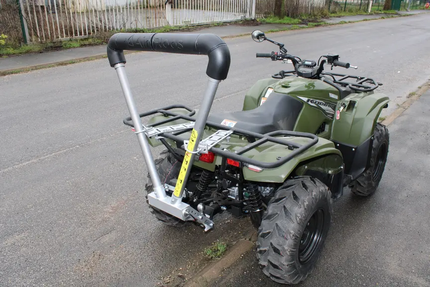 Contrôlé électroniquement, l’arceau télescopique AR-Quad se déploie en largeur et en hauteur, dès que le quad bascule.