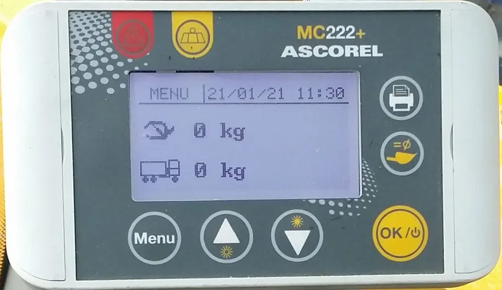 Certains moniteurs de pesée indiquent le poids contenu dans le godet et permettent de cumuler les mesures pour, par exemple, charger un camion avec pr