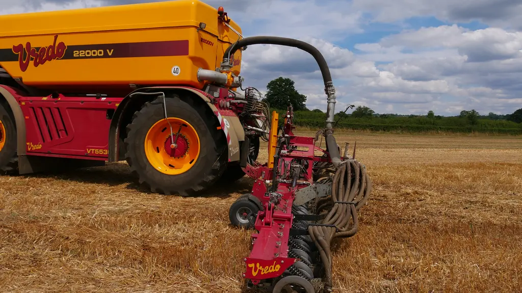 Le relevage arrière de l'automoteur Vredo VT5536 affiche 10 de capacité et une course d'un mètre.