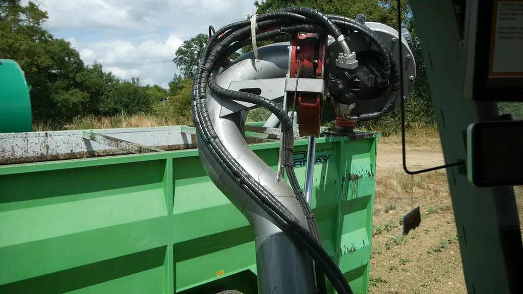 Prenant place dans une cabine Claas, le conducteur dispose d'une bonne visibilité sur le pompage.