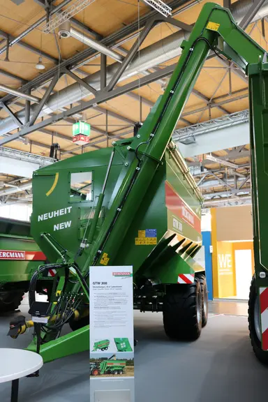 Transbordeur Bergmann GTW 300 de 30 mètres cubes à deux essieux.