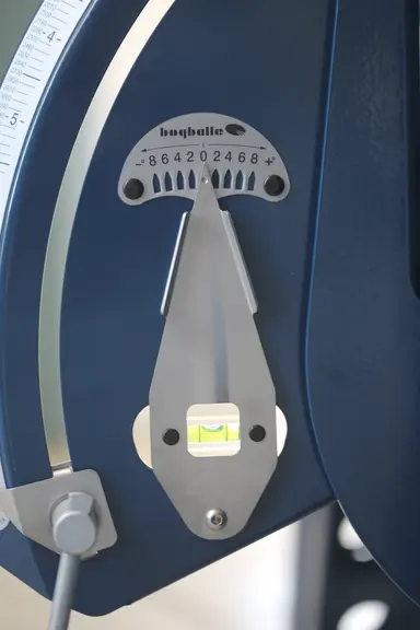 L’inclinomètre présent sur les épandeurs d’engrais Bogballe est indispensable pour régler le point de chute de l’engrais sur le disque, afin de déterm