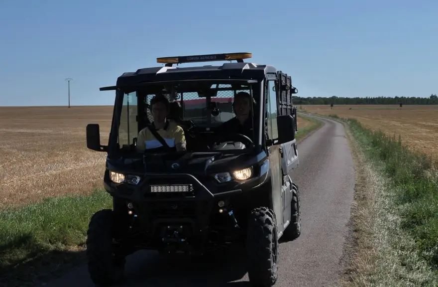 Certains SSV utilitaires disposant de l’homologation européenne T1b et pourvus du freinage ABS, peuvent circuler à plus de 60 km/h sur la route en tou