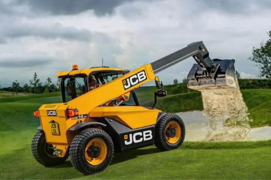 Le nouveau chargeur télescopique compact de JCB se distingue par une motorisation latérale.