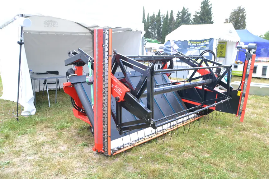 Semas EquipAgri propose une faucheuse-andaineuse repliable. 