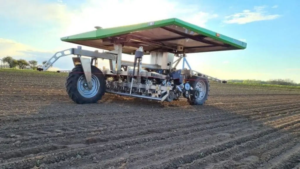 Le FD 2 de Farmdroïd est un robot doté d’un panneau solaire assurant le semis et le désherbage de cultures.