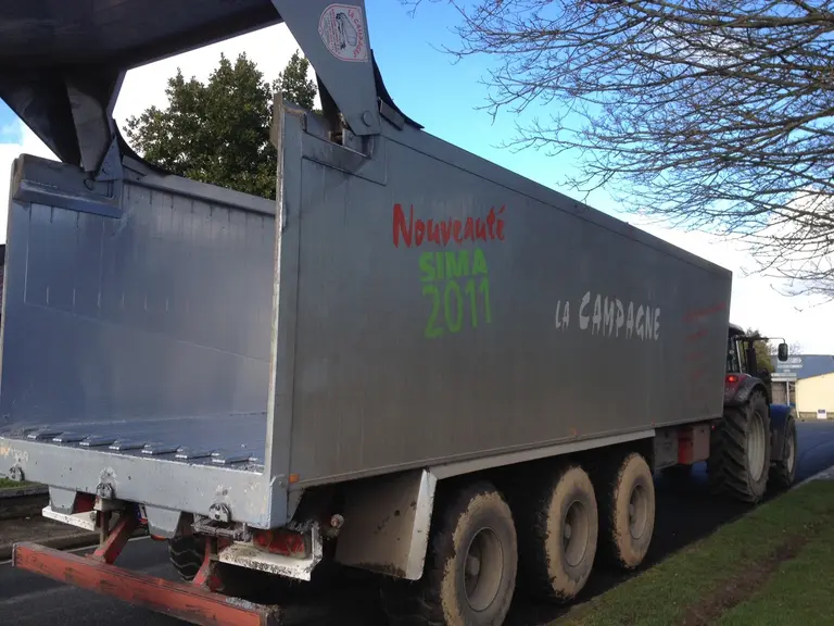 Benne à fond mouvant la Campagne avec caisse et fond mouvant Socari présentée au Sima 2011