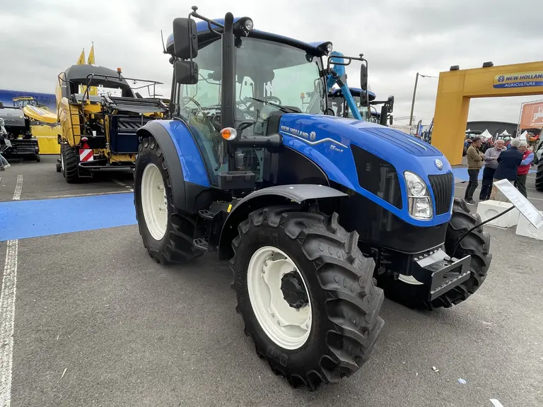 Les tracteurs de la gamme T5S de New Holland sont présentés comme simples et économiques.
