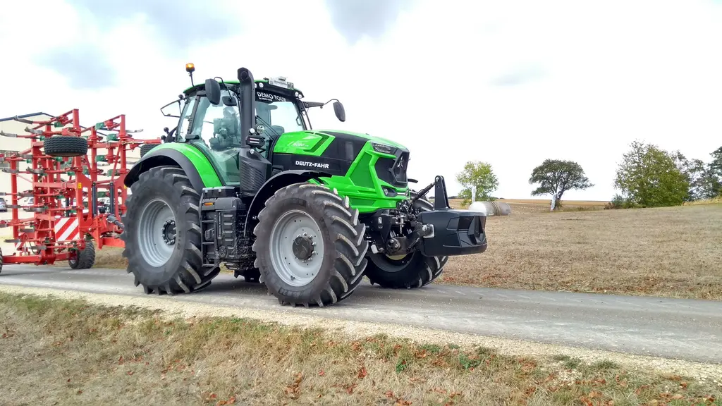 Deutz-Fahr 8280 TTV - Série 8 - avec cultivateur Kverneland