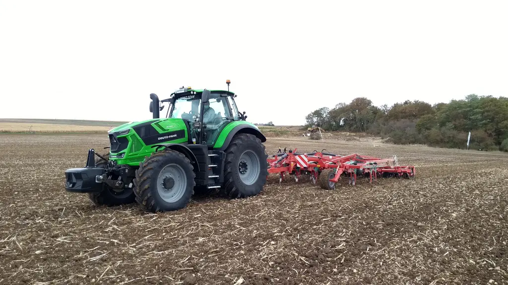 Deutz-Fahr 8280 TTV - Série 8 - avec cultivateur Kverneland au travail