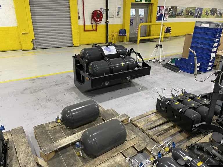 Un espace de l'usine CNH de Basildon (Angleterre) est dédié à l'assemblage des bonbonnes qui accueilleront le biométhane des tracteurs T6.180 Methane