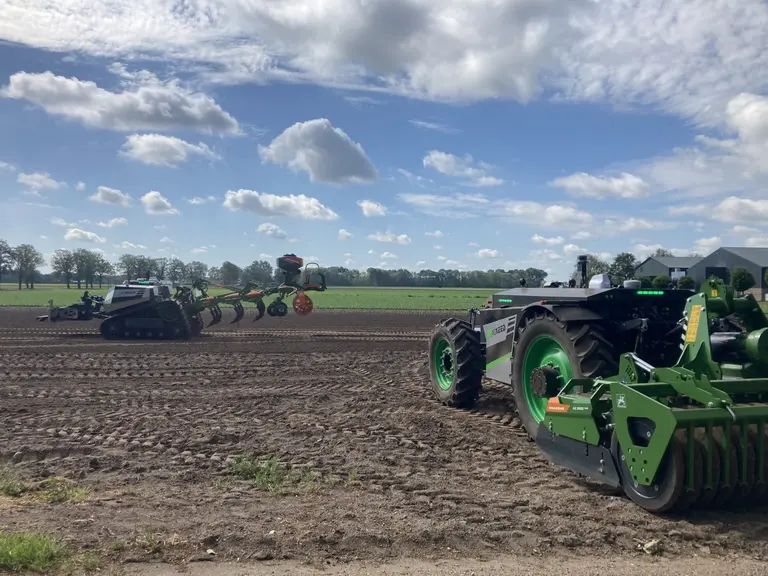 AgXeed lance troisième robot, l'AgBot 2.055W4, un engin à quatre roues, dont deux roues motrices, doté d'un moteur de 75 ch.