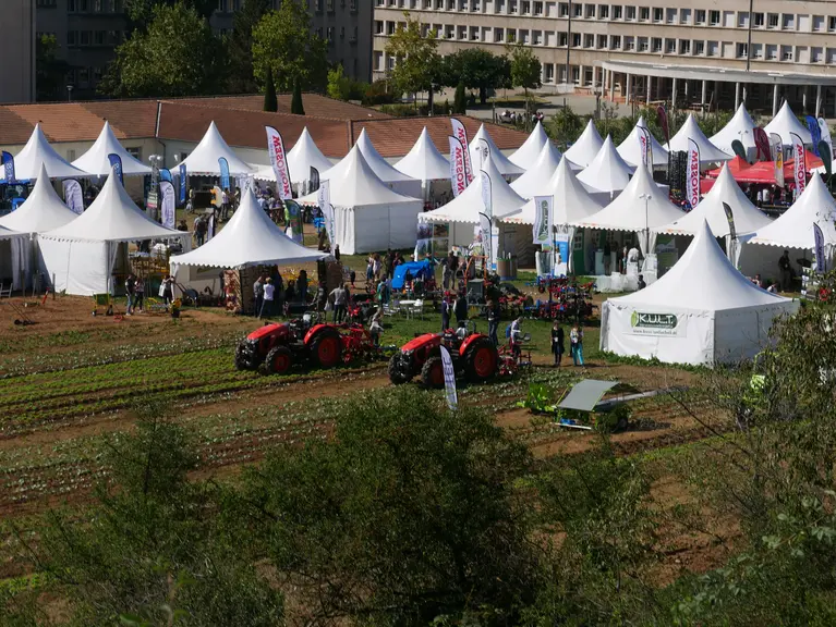 Le salon Tech & Bio 2021 combine expositions et démonstrations de matériels.