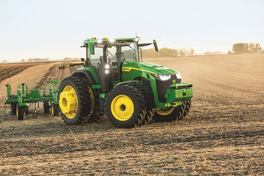 Aux Etats-Unis, John Deere a dévoilé cette année une version automatisée et commercialisée du tracteur 8R.