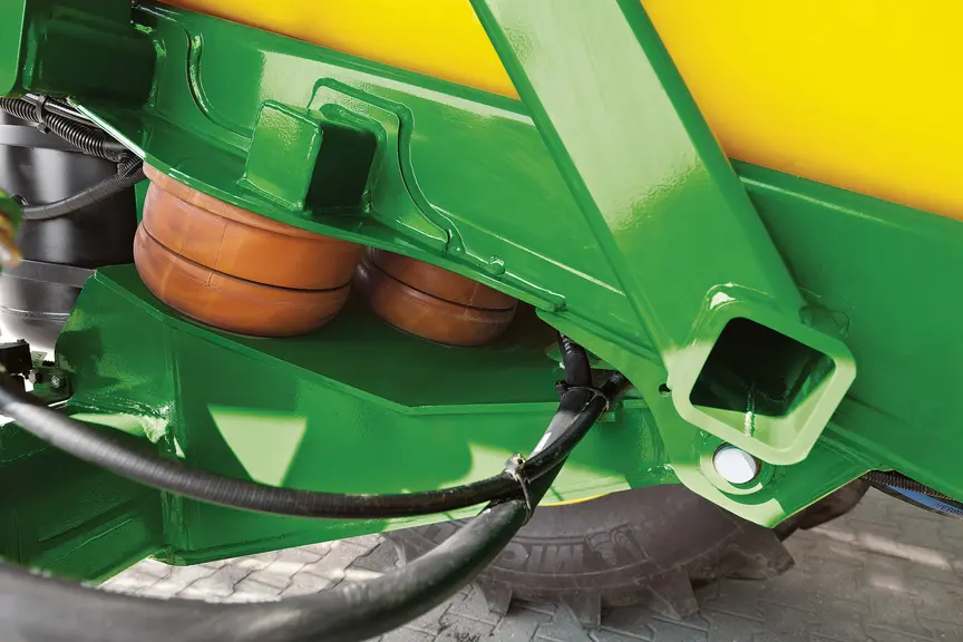 La suspension d’essieu des pulvérisateurs traînés John Deere M900 et R900 utilise deux paires de plots en polyuréthane.