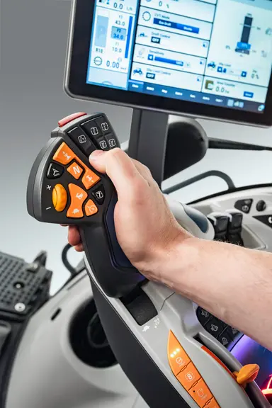 Les joysticks multifonctions offrent une ergonomie de plus en plus élaborée au fil des générations de tracteurs. Celui des T8 Genesis de New Holland o