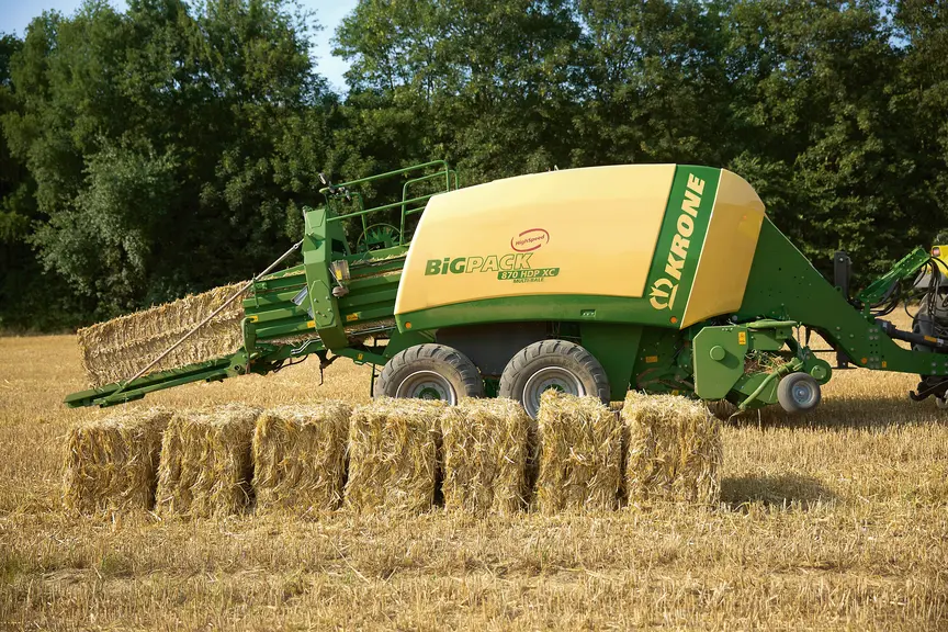 Krone propose sur certains modèles un double liage, afin de décomposer la grosse balle en plusieurs petites bottes facilement manipulables par un opér