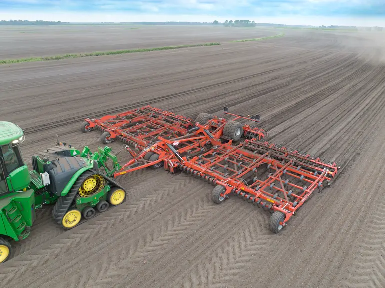 Le cultivateur à dents vibrantes Prolander de Kuhn se décline en largeurs allant jusqu'à 14 m.