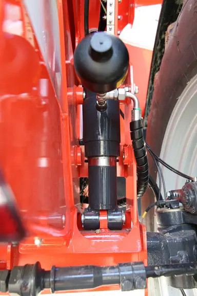 Le pulvérisateurs Kuhn Océanis bénéficient d’une suspension par vérins hydrauliques couplés à deux boules d’azote au tarage différent, pour bénéficier