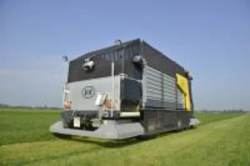 Encore en phase de test au Pays-bas, le robot Lely Exos coupe l’herbe au champ et la distribue.