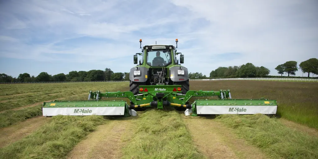 Le combiné de fauche ProGlide B9600 de McHale offre une largeur de fauche de 9,10 ou 9,60 m.