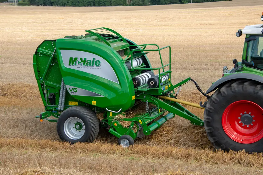 Presse à balles rondes MC Hale V6 750 avec système de coupe
