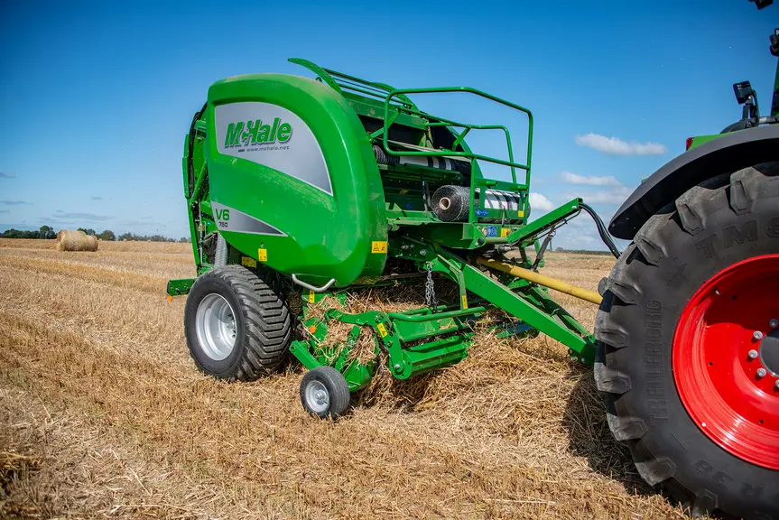 Presse à balles rondes MC Hale V6 750 au travail