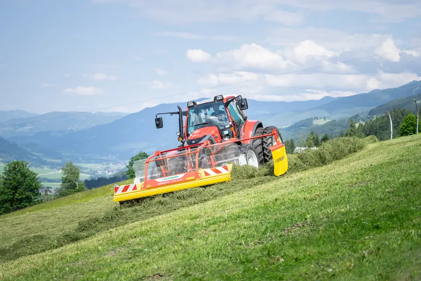 L'andaineur à tapis Pöttinger Mergento 4010 F Alpin ramasse sur 3,08 m de large.