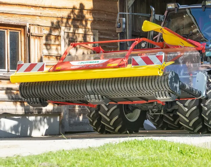 L'andaineur à tapis Pöttinger Mergento 4010 F Alpin inaugure des nouveaux patins de suivi du sol positionnés au plus près du pick-up et bénéficiant d'