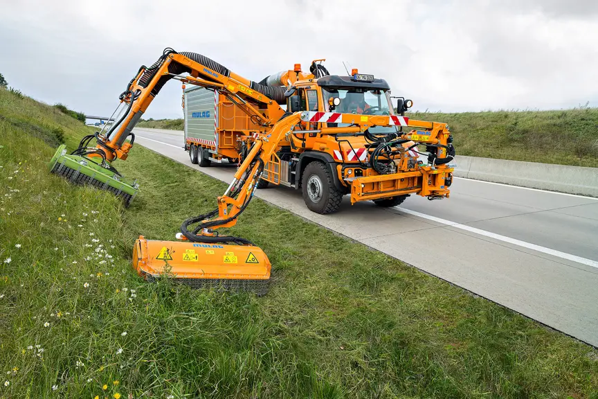 Mercedes Unimog avec deux bras de débroussaillage Mulag et groupe de fauche Eco 1200 Plus