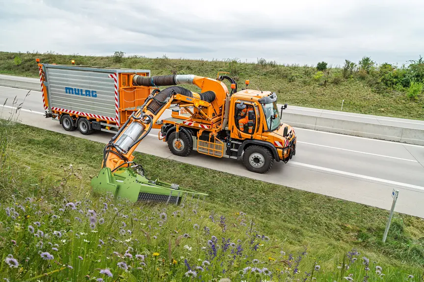 Mercedes Unimog avec bras de débroussaillage Mulag équipé du groupe de fauche Eco 1200 Plus.