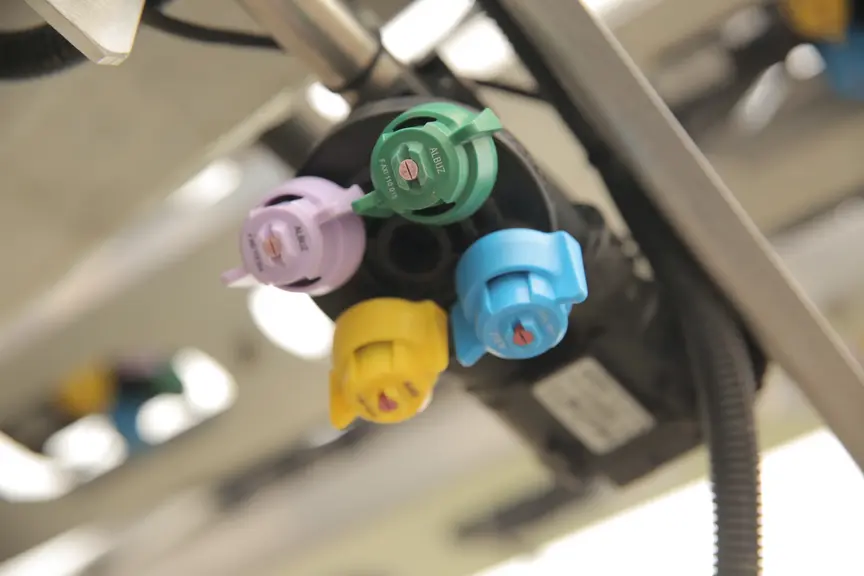 Les porte-buses à sélection automatique sont pilotés électriquement, comme sur cette photo, ou pneumatiquement. La seconde solution impose davantage d