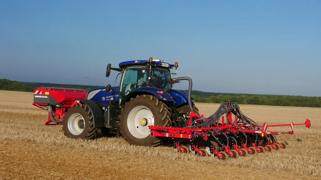 Le Sprinter 6.25 SL est une déclinaison portée repliable de 6 m exploitant la trémie frontale comme réserve de semences, voire d’engrais.